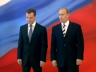 Правящий в России тандем президента и премьера &#8211; Дмитрия Медведева и Владимира Путина &#8211; удивляет Запад противоположными высказываниями, нередко противоположными