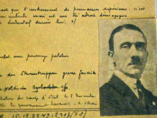 Материалы наблюдений французских спецслужб за Гитлером в 1924 году были недавно обнаружены в Национальных архивах Франции. Дело фюрера хранилось среди наиболее ценных исторических документов в "железном ящике", пишет газета Le Monde