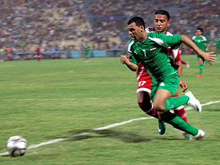 Международная федерация футбола (ФИФА) отстранила все команды Ирака от участия в международных соревнованиях из-за вмешательства государства в деятельность национальной футбольной ассоциации (IFA)