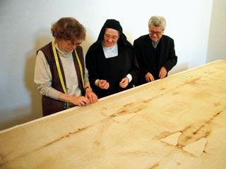 Историк Барбара Фрейл из архивов Ватикана узрела на туринской плащанице надпись "Иисус Назорей"