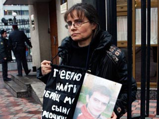 Мать убитого нацбола Юрия Червочкина задержана во время одиночного пикета