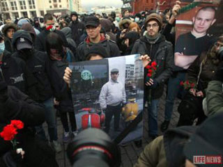 Представители антифашистских организаций возложили к Могиле Неизвестного солдата у Кремлевской стены цветы и свечи в память об убитом 16 ноября лидере движения "Антифа" Иване Хуторском