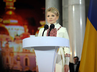 Премьер-министр Украины Юлия Тимошенко призывает соотечественников в День Свободы, который отмечают в Украине в годовщину так называемой "оранжевой революции", "не опускать руки" и заверяет, что сможет навести в стране "четкий, красивый, демократичный" по