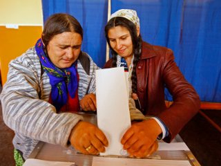Согласно результатам опросов на выходе с избирательных участков, действующий президент Румынии Траян Басеску и лидер Социал-демократической партии Мирча Джоанэ выиграли первый тур президентских выборов