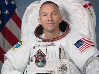 Астронавт пристыкованного к Международной космической станции шаттла Atlantis, Рэндольф Бресник, во время частного сеанса связи с членами семьи, организованного NASA, узнал, что стал отцом
