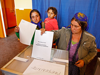 За Бэсеску проголосовало 32,8%, а за Джоанэ - 29,1%