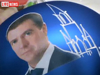 Необычный подарок президенту России изготовили в Красноярске &#8212; это большой стеклянный елочный шар с портретом Дмитрия Медведева, покрытый специальной краской