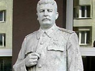 Неудачей завершилась попытка реабилитировать полувековой памятник Сталину в Озерске Челябинской области.