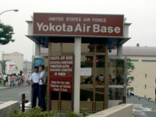 Следствие намерено потребовать от властей находящейся в черте Токио базы ВВС США Иокота выдать для разбирательства юношей и девушек в возрасте от 15 до 18 лет