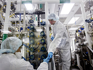 Швейцарский фармацевтический гигант Novartis запустит в США первый завод по производству противогриппозных вакцин с использованием клеточных культур вместо куриных яиц уже в 2011 году