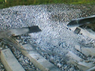 В результате взрыва пострадавших нет. Полотно железной дороги повреждено. На месте образовалась воронка диаметром в метр