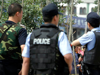 В Китае полиция пристрелила психа с топором, врубившегося в толпу прохожих