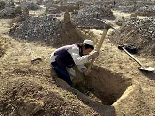 Вьетнамец Ли Ван решил прорыть туннель к могиле, чтобы "спать рядом с женой", цитирует Reuters.