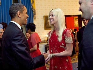 Супруги-американцы Тарик и Мишель Салахи, проникшие без приглашения в минувший вторник на закрытый прием в Белом доме, оказались в непосредственной близости от президента США Барака Обамы и даже смогли пожать ему руку