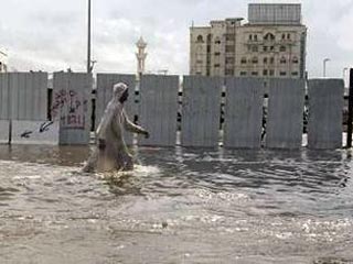 Число жертв наводнения в Саудовской Аравии возросло до 106 человек