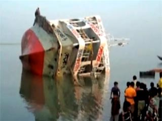 Авария произошла в пятницу на реке Тэтулиа у города Лалмохан, в 300 км от столицы Бангладеш Дакки