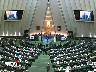 Парламент Ирана предложил сегодня правительству Махмуда Ахмади Нежада разработать и представить план сокращения уровня сотрудничества с МАГАТЭ