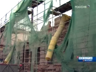 В центре Москвы в понедельник утром обрушилась кирпичная стена реконструируемого здания, погиб один рабочий