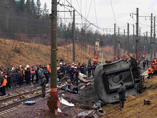 По официальной версии, аварию на железной дороге устроили террористы, установившие под рельс самодельное взрывное устройство мощностью в семь килограммов тротила