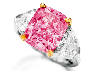 Розовый бриллиант ушел с молотка на Christie's за 10,8 млн долларов