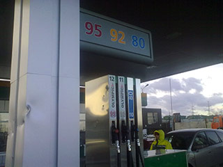 Подавляющее большинство российских автолюбителей считает, что цены на бензин необоснованно завышены
