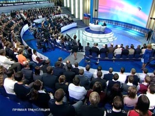 Премьер-министр РФ Владимир Путин в полдень начал диалог в прямом эфире с гражданами страны