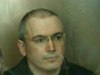 Михаил Ходорковский попросил суд ознакомиться с заявлениями премьера РФ Владимира Путина по делу ЮКОСа, озвученными в четверг во время прямого теледиалога с россиянами