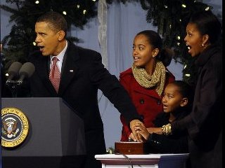 Президент США Барак Обама зажег огни рождественской елки у Белого дома. В выполнении столь ответственной миссии ему помогали жена Мишель и дочери Саша и Малия