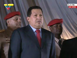 Президент Венесуэлы Уго Чавес в пятницу призвал вооруженные силы "готовиться к защите священной родины" в связи предоставлением американской армии семи военных баз в соседней Колумбии