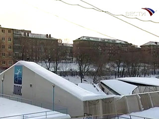 Сильный снегопад, бушевавший во Владивостоке, повредил крышу крытого ледового катка, но обрушения конструкции не было