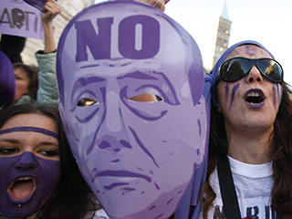Массовая антиправительственная манифестация под названием No Berlusconi Day, организованная рядом оппозиционных политических организаций Италии, проходит в эти часы в Риме