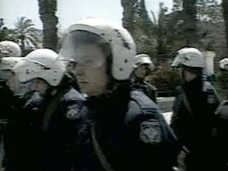 Тысячи полицейских вышли на улицы Афин, чтобы предотвратить волну студенческих волнений