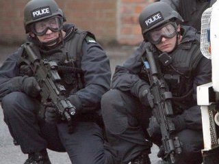 Британские войска в Северной Ирландии приведены в состояние боевой готовности в связи с угрозами республиканских радикальных группировок совершить серию нападений на военнослужащих и полицейских в рамках терракции, именуемой "Рождественским спектаклем"