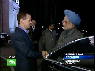 Индийский премьер прибыл в Россию в воскресенье вечером и уже провел неформальную встречу с президентом Дмитрием Медведевым в Барвихе