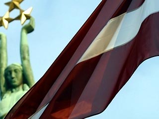 Пока Латвия видит спасение от кризиса в переходе страны на евро, соседи спасают ее посылками с гуманитарной помощью