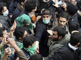 Возле Тегеранского университета второй день продолжаются стычки: полиция заблокировала вход 