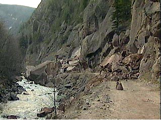 В Ирафском районе Северной Осетии при расширении дороги в районе аула Чикола в Дигорском ущелье произошло обрушение скалы, два человека погибли, еще один серьезно ранен