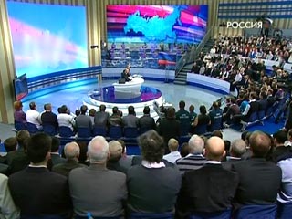 Участники "прямой линии" премьер-министра Владимира Путина уже рассказывали о том, как готовился эфир - вопросы были отрепетированы