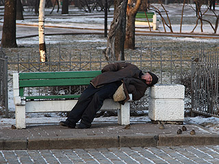 Каждый год в России из-за новогодних праздников именно январь становится пиковым месяцем по количеству смертей, связанных с алкоголем