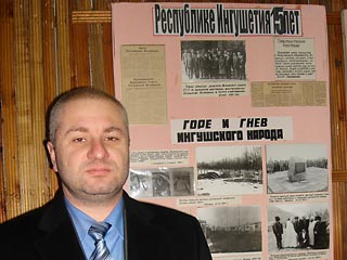 Евлоев погиб 31 августа 2008 года в милицейской машине по дороге на допрос от случайного, по версии следствия, выстрела в висок