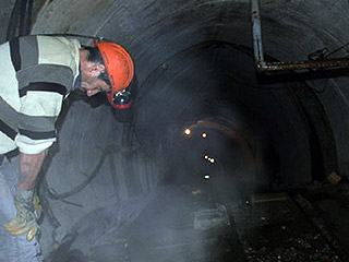 На одной из шахт в северо-западной части Турции в четверг произошел взрыв метана, в результате которого горняки оказались заблокированы под землей