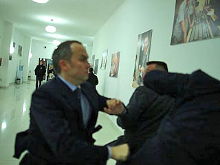 Во время перерыва в эфире программы "Шустер Live" депутат от Партии регионов Нестор Шуфрич ударил в лицо министра внутренних дел Украины Юрия Луценко