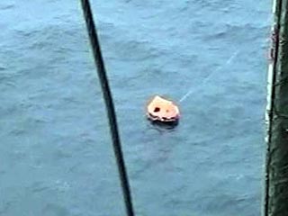 Судно дало сигнал бедствия. Прибывшие к месту аварии вертолеты обнаружили один пустой спасательный плот, ведутся поиски. Сигнала AIS на судне не было