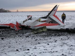 По данным следствия, авиакатастрофа произошла утром в минувшее воскресенье. Самолет вылетел с аэродрома "Калачево" и упал в полутора километрах от места взлета с высоты 150 метров