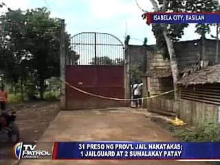 На юге Филиппин из тюрьмы в городе Исабела - столице южной провинции Басилан в воскресенье сбежали более 30 заключенных. Филиппинский спецназ, поддерживаемый вертолетами, второй день ведет преследование беглецов
