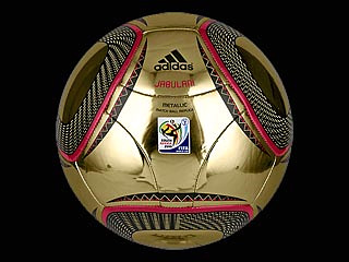 Для предстоящего в будущем году в ЮАР чемпионата мира по футболу британскими учеными совместно со специалистами компании Adidas удалось создать "идеальный мяч"