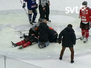 Шведский арбитр спас хоккеиста, у которого во время игры отказало сердце