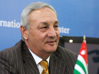 Действующий президент Абхазии Сергей Багапш, согласно окончательным данным ЦИК, выиграл выборы главы республики в первом туре, набрав 61,16% голосов