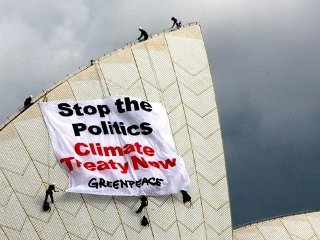 Арестом пяти активистов международной экологической организации Greenpeace закончилась манифестация, развернувшаяся сегодня на сводчатой крыше Сиднейской оперы