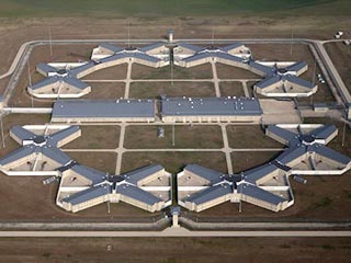 Президент США Барак Обама распорядился во вторник выкупить у властей штата Иллинойс почти пустую тюрьму строгого режима в небольшом городке Томсон, чтобы перевести туда часть узников тюрьмы на военной базе Гуантанамо